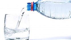 Tránh những sai lầm khi sử dụng nước tinh khiết và nước khoáng